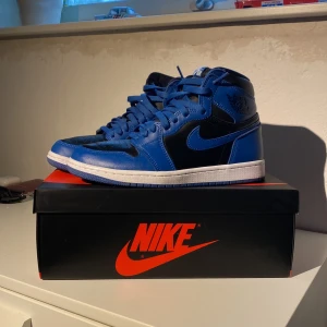 Jordan 1 high marine blue - Ett par feta Jordan 1s. Är som nya (endast andvända 2 gånger) extra snören tillkommer i både vitt och svart. Självklart ingår box, crease skydd och kvitto!