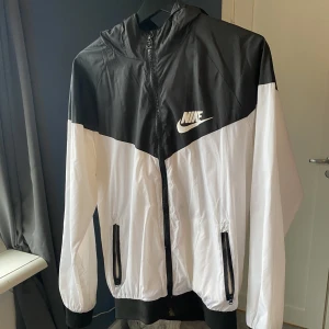 Nikejacka - Tunn Nikejacka, perfekt nu på våren och inför sommaren. Jackan sitter som en S