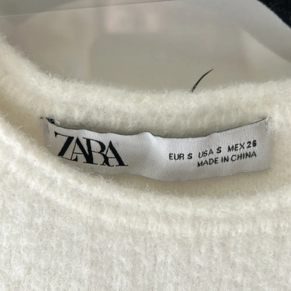 Säljer en långärmad tröja från zara då jag inte använder den längre. Den är i bra skick och endast använd en gång 🩵🩶🩷. Tröjor & Koftor.