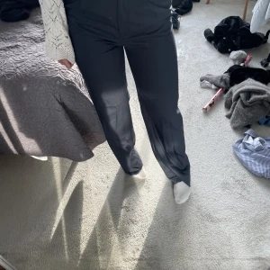 Blåa kostymbyxor - Säljer dessa fina kostymbyxor från hm! 