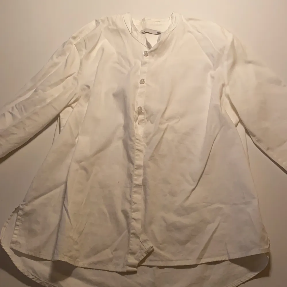 En vit fin skjorta med stå krage, Bra skick🤍. Skjortor.