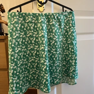 Sommar kjol - Fin sommarkjol I glansigt material. Nästan aldrig använd