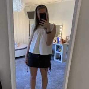 Svart jeans kjol  - Söt jeans kjol från levis i strl 25, pris kan diskuteras vid snabb affär 