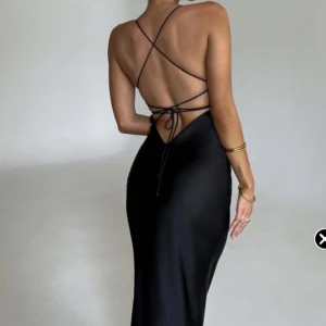 Balklänning  - Jätte fin svart klänning. Den var för liten och glömde helt att lämna tillbaka den. 