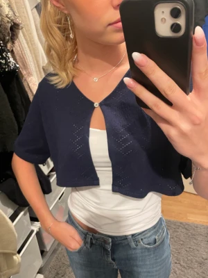 Bolero/kofta - Säljer denna kofta som jag sytt om till en jättesöt mer liknade bolero! Till skillnad från den andra mörkblåa kofta på min sida är denna större och är mönstrad i tyget! Original storlek är XL men jag brukar vanligtvis bära S. Hör gärna av er mig frågor💗