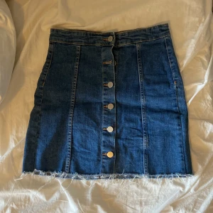 Jeanskjol💙 - Mörkblå jeanskjol med knappar framtill och slitningar längst ner. Jättesnygg sitter superbra då tyget är ganska stretchigt💙