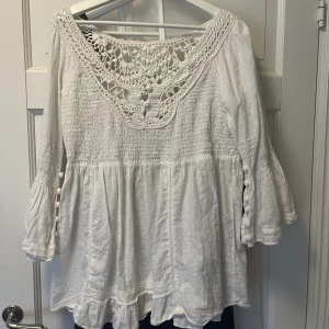 Blus - Supersöt blus som säljs då den inte kommer till användning❤️ så fin nu till sommaren!  Storlek står inte men skulle säga M då den är lite stor på mig som vanligtvis är en s/xs. Skriv för fler bilder! Kan mötas upp i Göteborg annars står köpare för frakt❤️
