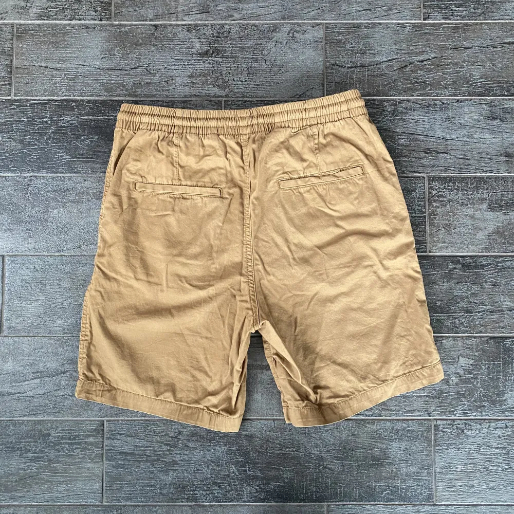 Sköna, bruna shorts från Hm. Dom är i bra skick och storlek S. Smidiga med snörning och perfekta för sommaren. Shorts.