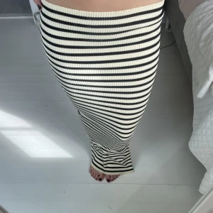 Randig klänning/kjol - Randig klänning som jag gjort slits i så man kan ha den som kjol också😍som nytt skick 