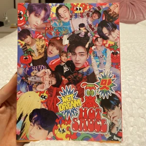NCT DREAM Hot Sauce - NCT DREAM Hot Sauce album, alla klistermärken och pc är med samt två böcker 