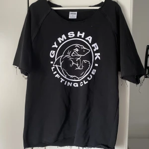 Gymshark Legacy Brage top  - Pumpcover från gymshark storlek S herr. Bra skick men köpte fel storlek. Orginalpris 450 kr men säljer för 350 kr!  