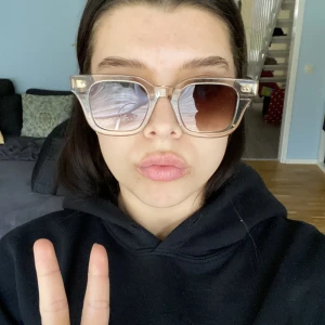 Chimi solglasögon - Intressekoll på dessa bruna chimi glasögon. Jag har ett synfel och använder andra glasögon med den styrkan nu, därför behöver någon annan ge de liv i sommar igen. De är bruna och skickas i chimis förpackning! 💐 Läs kommentar!