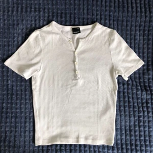 Vit t-shirt  - Vit gullig t-shirt från Gina trico med små knappar till