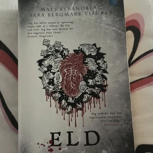 Bok - Den andra boken i triologin ”cirkeln”, har inte läst den men har hört att den är väldigt spännande och intressant. 😊köptes för 100 kr på Akademibokhandeln 