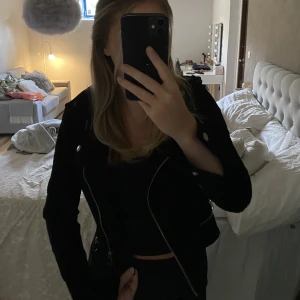 Jacka - Super snygg jacka i mocka, perfekt nu i vår och sommar. Endast använd ett fåtal gånger💓