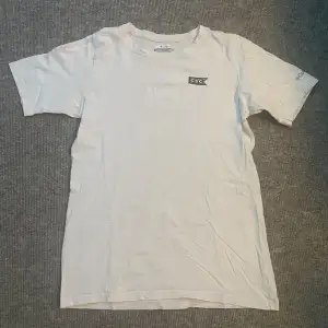 Säljer en vit Columbia T-shirt i fint skick utan några märken eller skador i storlek ca XS