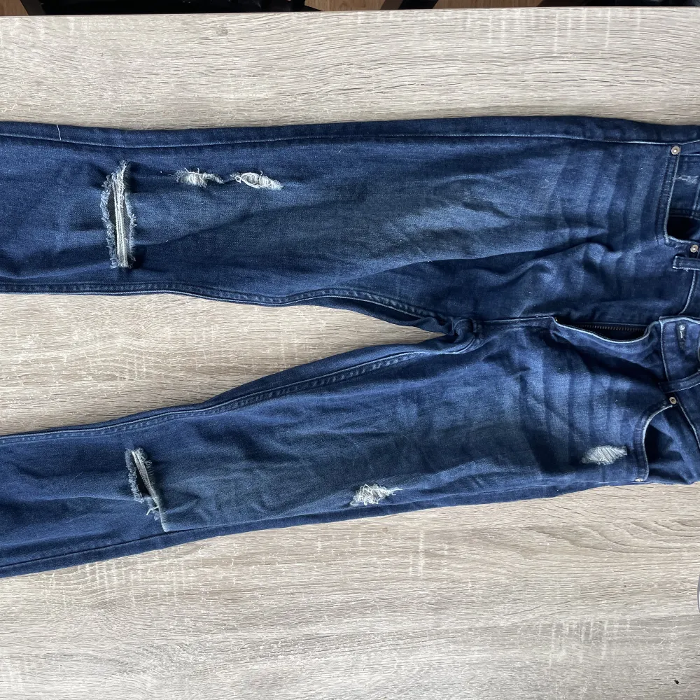 Blåa jeans med hål från H&M. Storlek 36, använda fåtal gånger. 💙. Jeans & Byxor.