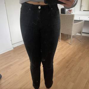 Jeans från Cubus modell ”straight Sarah” i storlek S. Använda så i begagnat skick🖤