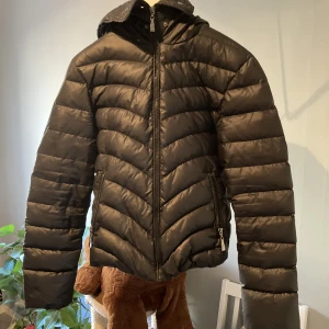 Dunjacka från hollies! - Varm dunjacka köpt från Hollies. Man kan även sätta på pälskrage på jackan. Storlek 38. 