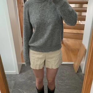 Linneshorts - Beigea linneshorts. De är insydda för att passa en storlek small (inget som syns utifrån), säljer därför dem billigt. Är högmidjade och snygga med stickad tröja. Hör av er för frågor!💗