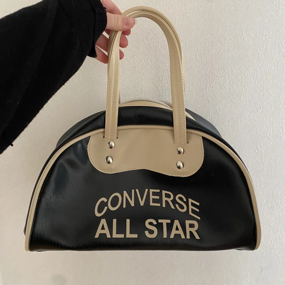 Säljer min converse all star väska då den aldrig kommer till användning. Den säljs inte längre då den köptes för många år sen men har i princip aldrig använts.. Väskor.