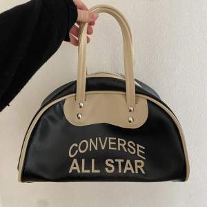 Säljer min converse all star väska då den aldrig kommer till användning. Den säljs inte längre då den köptes för många år sen men har i princip aldrig använts.