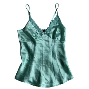 Turkos linne - Har små hål. Kontakta vid intresse <3