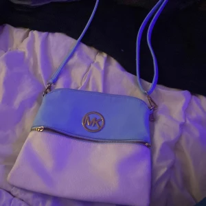 Väska  - Michel kors ( mkt utrymmek)