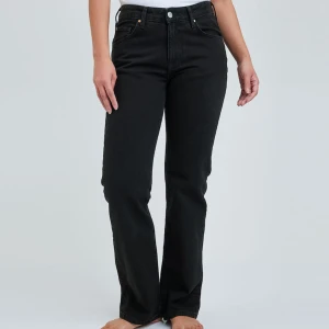 Svarta mid waist jeans från bikbok - Low straight 990 jeans. Ett par fina svarta jeans från bikbok. Nypris 699kr.
