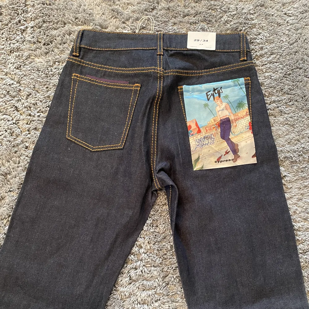 Säljer ett par helt nya raka Eytys jeans då de är för små för mig💘Står 29/34 men skulle säga att de snarare är 27 eller 28 i midjan!. Jeans & Byxor.
