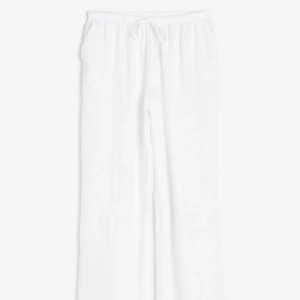 Hm linnebyxor - Säljer dessa trendiga hm linnebyxorna i storlek s då jag har köpt ett extra par! 💞Slutsålda i s och neråt! helt oanvända prisklapp finns kvar 🫶🏼 Säljer 450 inklusive frakten då