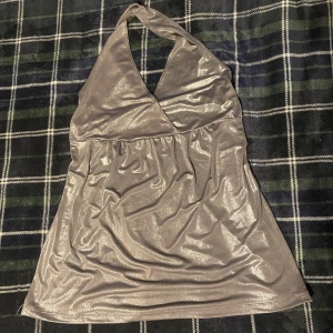 Silver halterneck topp! - Vintage halterneck! Perfekt för fester och sommaren! Tunn skön material och är i ny skick! Säljer pga för liten❤️Använd gärna köp nu funktionen!