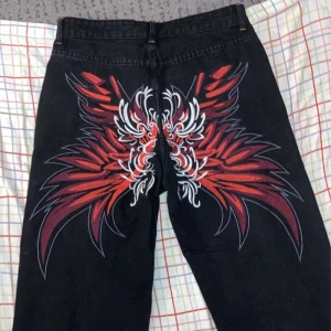 Y2k svarta jeans med tryck - Köpt för 309kr, säljer för 200. De är knappt använda därför att jag tog beslutet att sälja dem för att jag har tröttnat på dem (de är baggy) Det finns inga tydliga problem och jag uppskattar ifall du skriver till mig innan du köper !!☺️