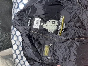 Canada Goose Jacka/Barbour - Vill sälja båda jackorna, säljes tillsammans Strl M på båda  4500kr för båda Barbour jacka knappt använd, kvitto finns ej Goosen 8/10, inge kvitto