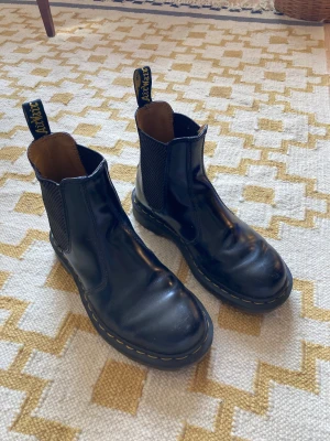 Chelsea boots dr martens - Använda dr martens i väldigt bra skick! Storlek 37. 