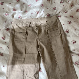 Hm cargobyxor - Bootcut cargobyxor från hm! Längden passar bra på mig som är 171💗