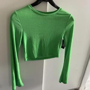 Topp - Snygg grön topp från Nelly helt oanvänd med prislapp kvar!