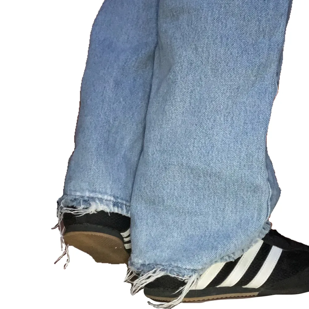 Jeans från Junkyard.  Straight fit, ser ut som Weekdays Rail Mid Loose Jeans. Midjemått 82cm, Innerbenslängd 78cm. . Jeans & Byxor.