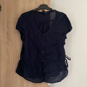 Topp - En mörkblå  gullig topp som är i bra skick 