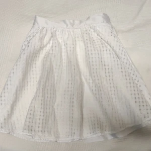 Söt vit sommarkjol - En puffig sommarkjol med mycket vålang, två lager. 