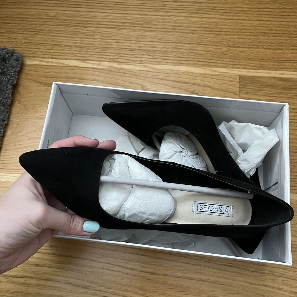Svarta suede klackar från NLY shoes. Storlek 38. Endast testade.. Skor.