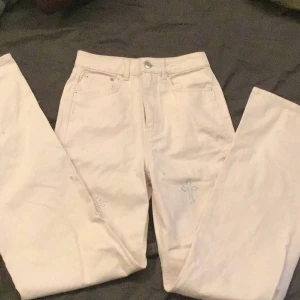 Byxor med paljett dekoration  - finns en chans att paljetterna faller av i tvätten  Lite fläckar där framm men inget som syns 