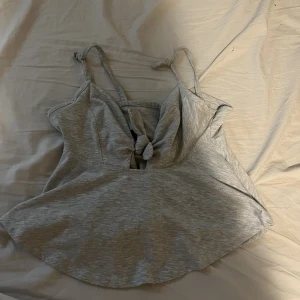 Linne med knyt - Säljer detta linne med en knyt   Passar även M