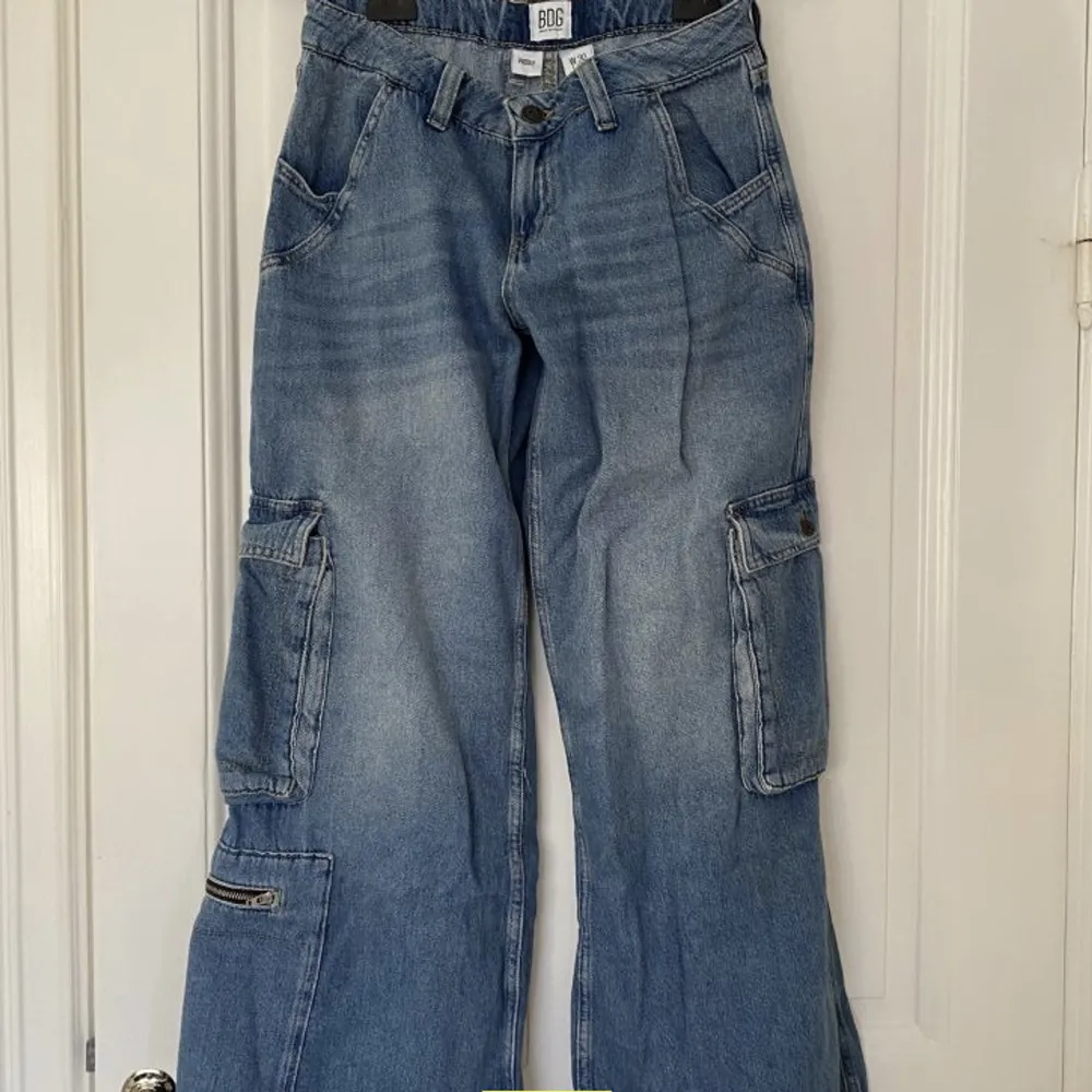 Jättefina lågmidjade Baggy jeans som även är lite utsvängda, köpta på plick men är ifrån Urban outfitters! Skriv gärna för frågor! 💕. Jeans & Byxor.