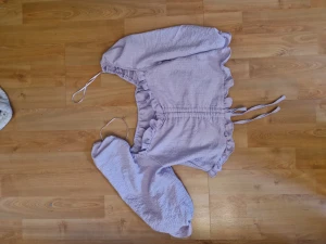 Lila sommar topp - Lila sommartopp ifrån Shein. Storlek M men skulle säga att den snarare är en xs. Aldrig använd pågrund av att den är för liten.💜