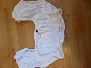 Sommar topp - Sommar topp ifrån HM. Toppen är croppad och i ett vitt bomullsmaterial.🫶🤍