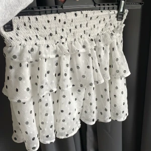 Kort vit kjol  - Passar XS-S Nästintill oanvänd