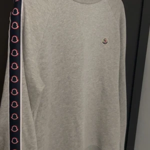 Moncler sweatshirt - Säljer nu min Moncler sweatshirt. Använd ett par fåtal gånger så skulle säga att den är som ny. Nypris: 3099kr Skulle det vara så att du har storlek M så passar den också