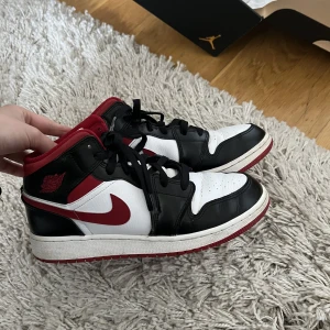 Jordans  - Köpte för 2300. Endast använt några enstaka gånger. Storlek 39 men passar även 38. Säljer då jag inte använt dem på över ett år och kommer heller inte använda dem mer! kom gärna med eget pris!🥰box medföljer