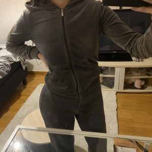 Pyjamasset  - Pyjamasset i jätte bra skick tröjan är Xxs och byxor Xs men båda funkar jätte bra för S  